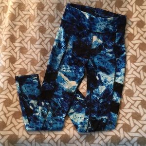 Small Pop fit leggings. MESH!